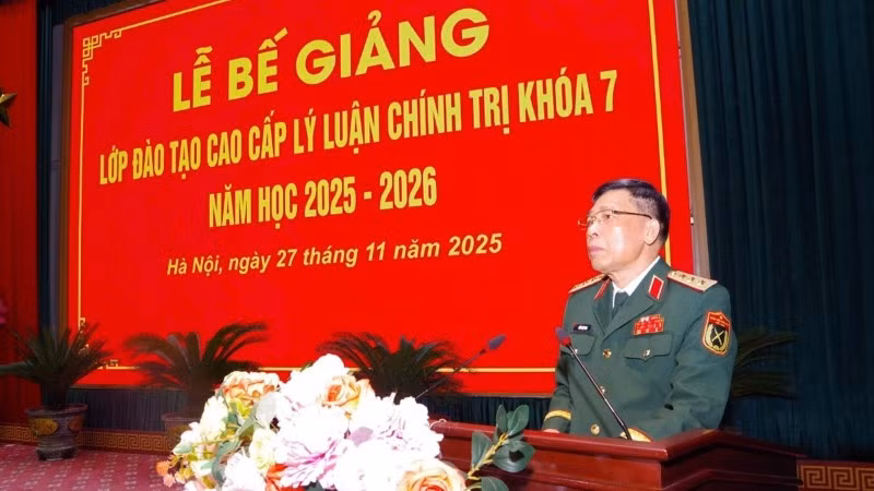 Thượng tướng Trần Việt Khoa, Giám đốc Học viện Quốc phòng, phát biểu tại Lễ bế giảng. 