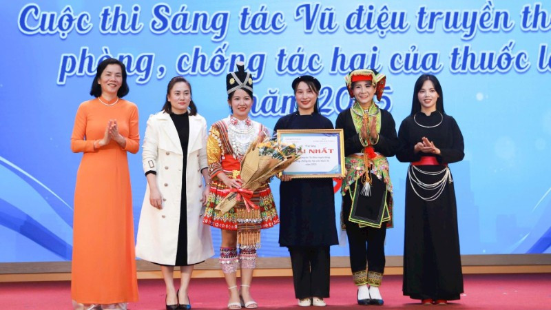 Phó Chủ tịch Trung ương Hội Liên hiệp Phụ nữ Việt Nam Nguyễn Thị Minh Hương trao giải Nhất tặng đội thi đến từ Hội Liên hiệp Phụ nữ xã Nhất Hòa, tỉnh Lạng Sơn.