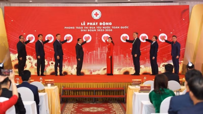 Các đại biểu thực hiện nghi thức phát động Phong trào thi đua yêu nước toàn quốc, giai đoạn 2025-2030.