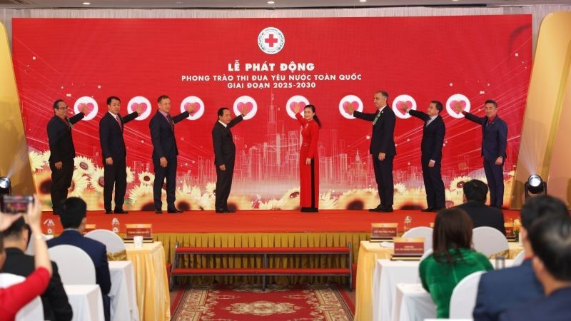 Các đại biểu thực hiện nghi thức phát động Phong trào thi đua yêu nước toàn quốc, giai đoạn 2025-2030.