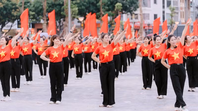 Phụ nữ Thủ đô đồng loạt biểu diễn dân vũ trên nền nhạc các ca khúc ca ngợi tình yêu quê hương, đất nước, Thủ đô Hà Nội. 