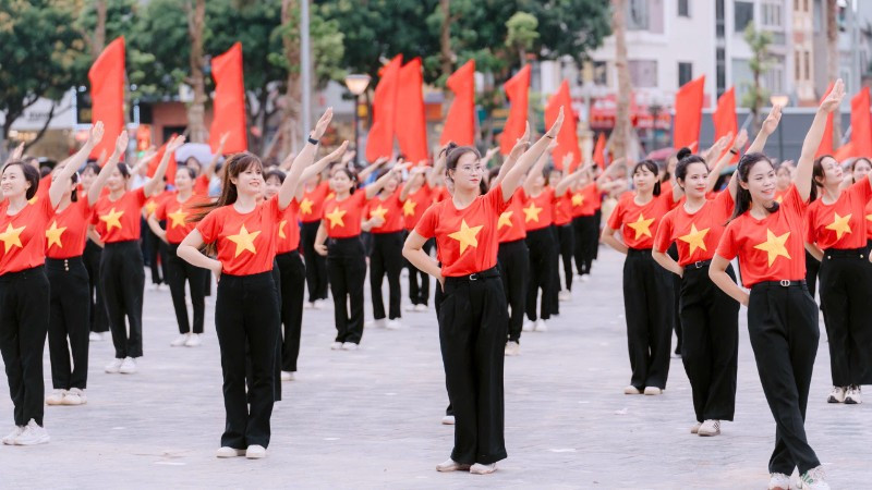 Phụ nữ Thủ đô đồng loạt biểu diễn dân vũ trên nền nhạc các ca khúc ca ngợi tình yêu quê hương, đất nước, Thủ đô Hà Nội. 