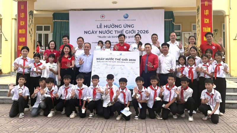 Các đại biểu cùng học sinh hưởng ứng Ngày nước thế giới năm 2026.