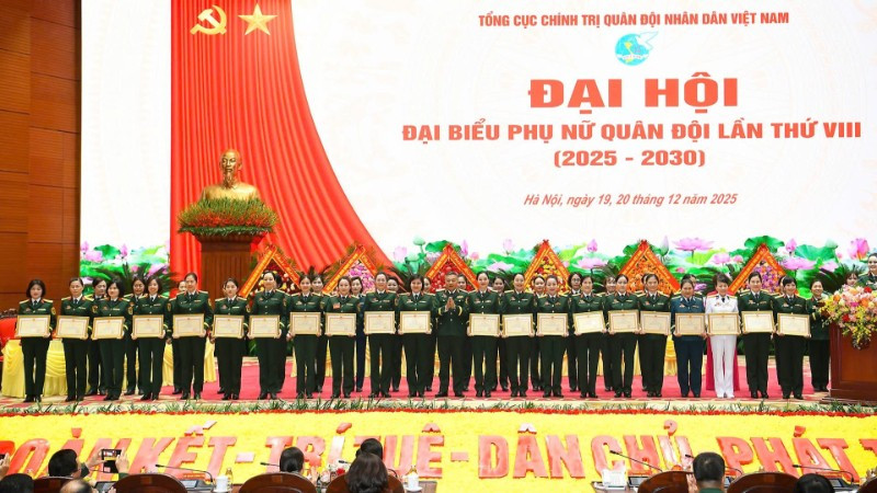 Vinh danh các cá nhân có thành tích xuất sắc trong tổ chức, triển khai công tác phụ nữ và phong trào phụ nữ giai đoạn 2021-2025.