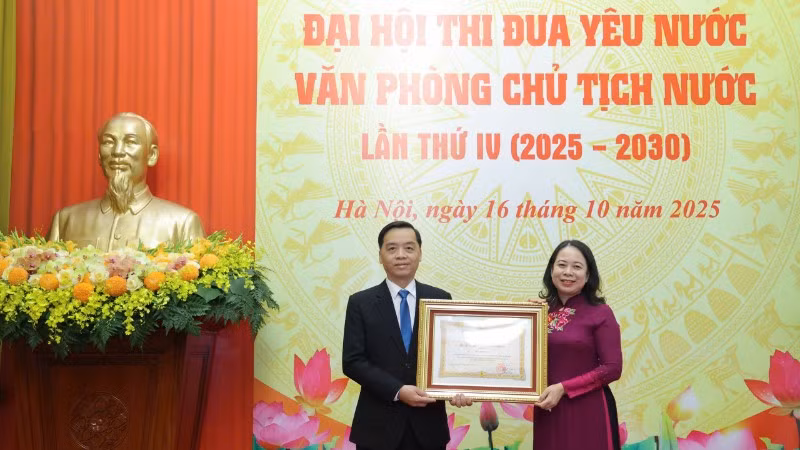 Phó Chủ tịch nước Võ Thị Ánh Xuân trao Huân chương Lao động hạng Ba tặng ông Trần Trung Hiếu, Phó Vụ trưởng Vụ Tổ chức-Hành chính, Thư ký Chủ nhiệm Văn phòng Chủ tịch nước. 