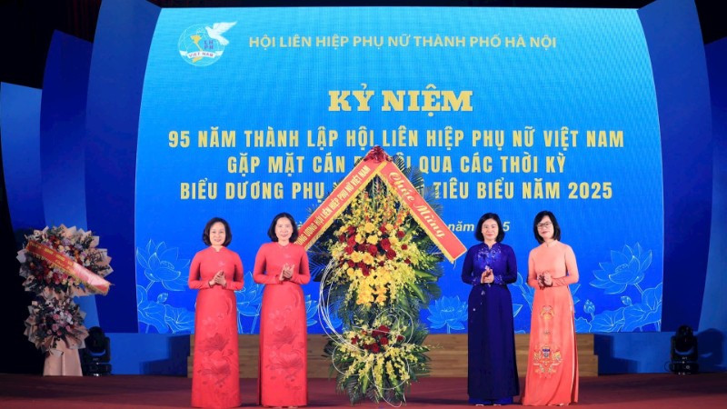 Chủ tịch Hội Liên hiệp Phụ nữ Việt Nam Nguyễn Thị Tuyến tặng hoa chúc mừng Hội Liên hiệp Phụ nữ thành phố Hà Nội.