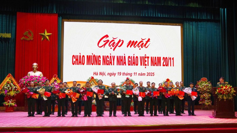 Lãnh đạo Học viện Quốc phòng trao Chứng nhận Nghiên cứu viên chính, Giảng viên cao cấp, Giảng viên chính năm 2024, danh hiệu Giảng viên giỏi các cấp năm học 2024-2025 tặng các giảng viên, nghiên cứu viên. 