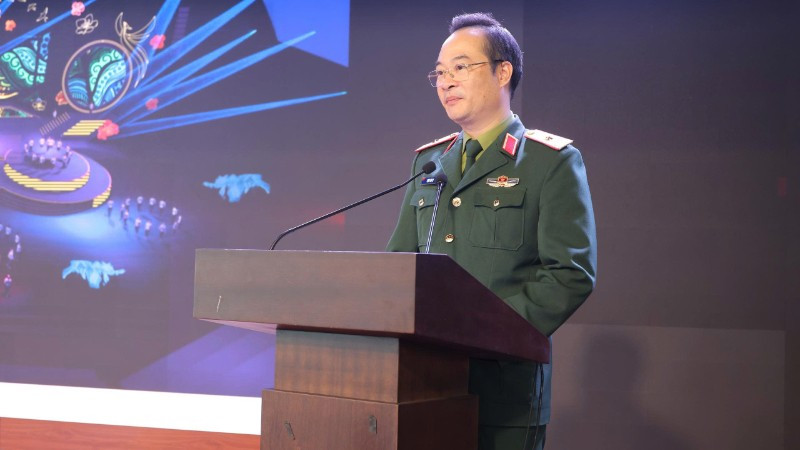 Thiếu tướng Phạm Văn Tú, Giám đốc Trung tâm Phát thanh-Truyền hình Quân đội chủ trì họp báo.