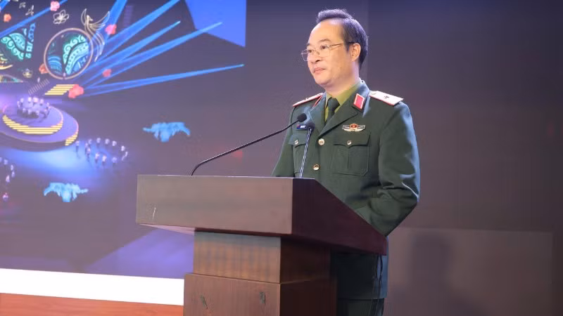 Thiếu tướng Phạm Văn Tú, Giám đốc Trung tâm Phát thanh-Truyền hình Quân đội chủ trì họp báo.