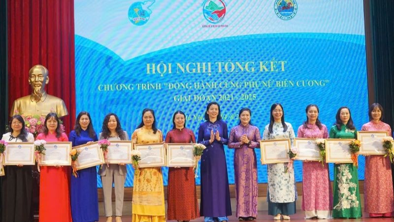 Biểu dương các tập thể, cá nhân có thành tích xuất sắc trong thực hiện Chương trình "Đồng hành cùng phụ nữ biên cương". 