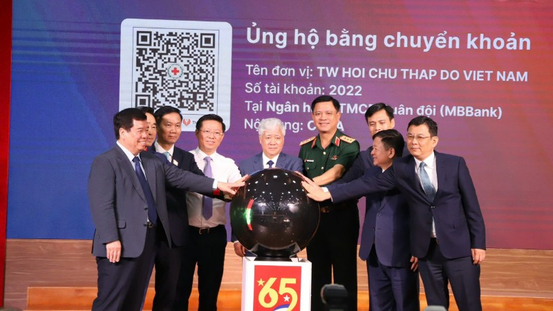 Chủ tịch Ủy ban Trung ương Mặt trận Tổ quốc Việt Nam Đỗ Văn Chiến cùng các đại biểu bấm nút phát động chương trình. 