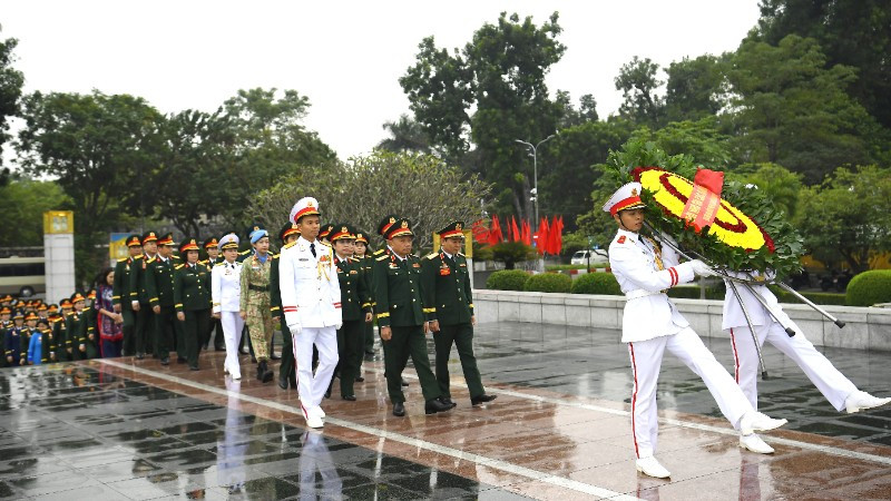 Đoàn đại biểu dâng hoa tưởng niệm các anh hùng liệt sĩ tại Đài tưởng niệm các anh hùng liệt sĩ trên đường Bắc Sơn.