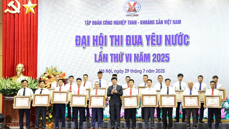 Các tập thể, cá nhân thuộc TKV vinh dự nhận Bằng khen của Thủ tướng Chính phủ. 
