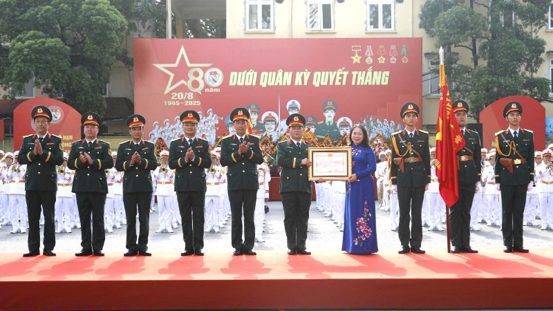 Phó Chủ tịch nước Võ Thị Ánh Xuân trao Huân chương Bảo vệ Tổ quốc hạng Nhì tặng Đoàn Nghi lễ Quân đội. 
