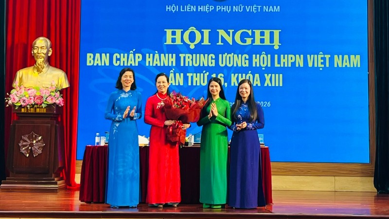 Thường trực Đoàn Chủ tịch Trung ương Hội Liên hiệp Phụ nữ Việt Nam chúc mừng tân Chủ tịch Hội Liên hiệp Phụ nữ Việt Nam Lê Thị Thủy. 