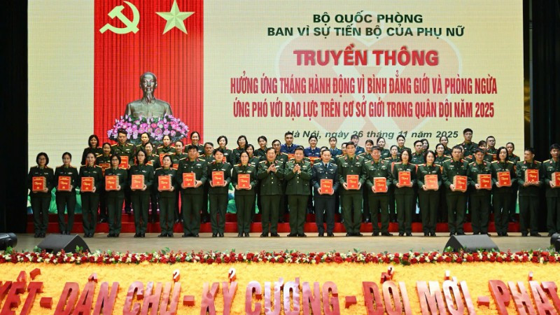 Biểu dương và tặng quà các gia đình tiêu biểu thuộc các cơ quan, đơn vị đóng quân trên địa bàn thành phố Hà Nội.