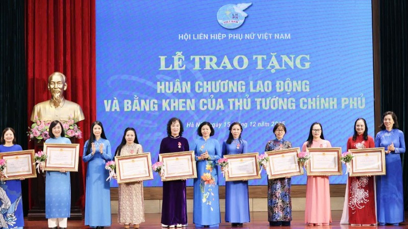 Các cá nhân vinh dự đón nhận Huân chương Lao động. 