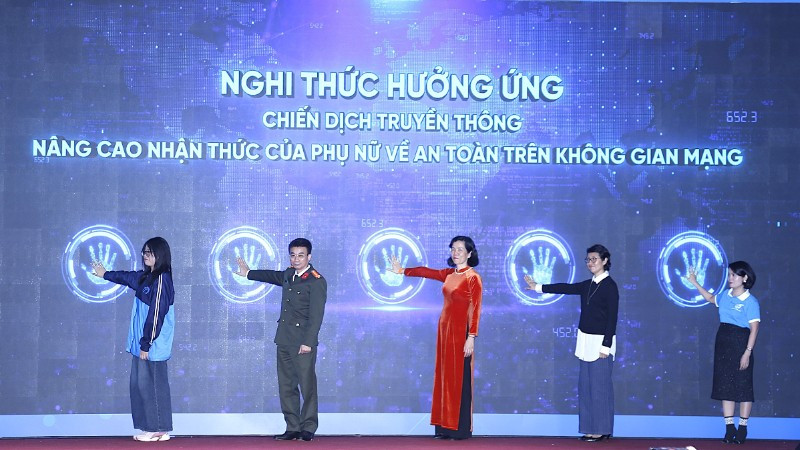 Các đại biểu thực hiện nghi thức hưởng ứng chiến dịch truyền thông. 