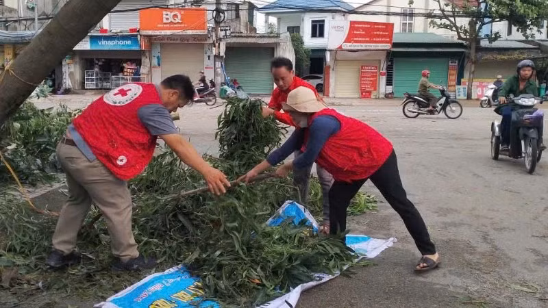 Hội Chữ thập đỏ tỉnh Hà Tĩnh khắc phục hậu quả do bão số 5 gây ra. 
