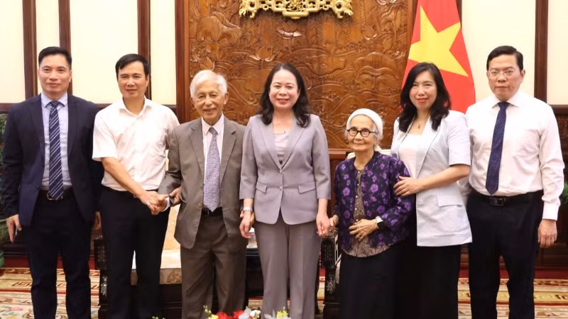 Phó Chủ tịch nước Võ Thị Ánh Xuân gặp mặt Giáo sư Trần Thanh Vân và Giáo sư Lê Kim Ngọc. 