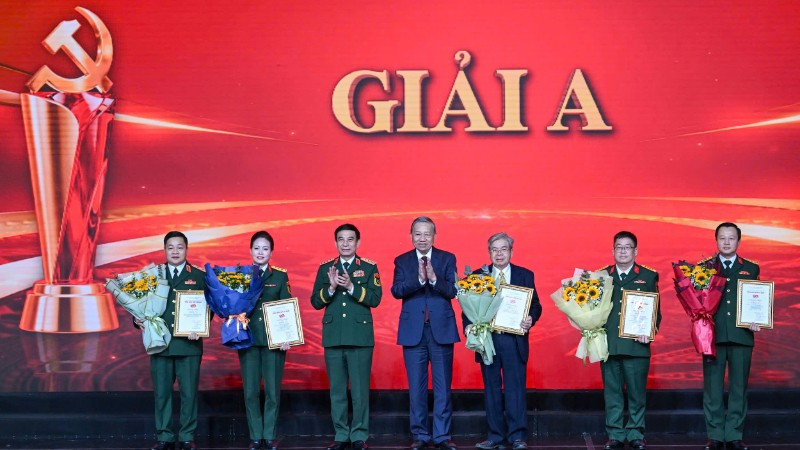 Tổng Bí thư Tô Lâm và Đại tướng Phan Văn Giang, Bộ trưởng Quốc phòng trao giải A tặng các tác giả, nhóm tác giả xuất sắc nhất cuộc thi. (Ảnh: DUY LINH)