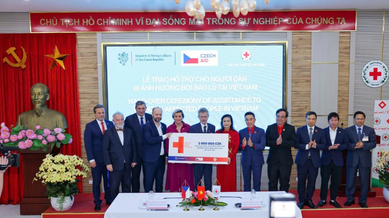 Lễ trao hỗ trợ người dân bị ảnh hưởng bởi bão lũ tại Việt Nam. 