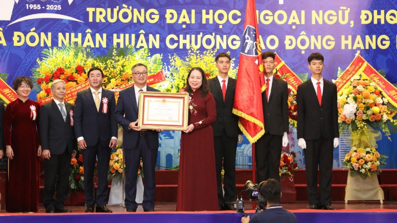 Phó Chủ tịch nước Võ Thị Ánh Xuân trao Huân chương Lao động hạng Nhất tặng Trường đại học Ngoại ngữ, Đại học Quốc gia Hà Nội.