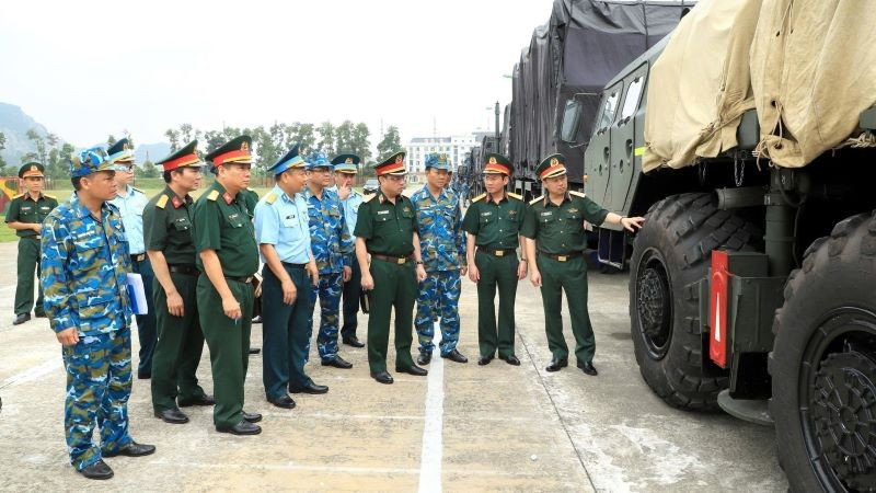 Đoàn công tác Tổng cục Hậu cần-Kỹ thuật kiểm tra trang thiết bị, phương tiện. 