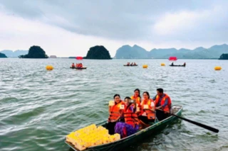 Du khách thả đèn hoa đăng trên hồ Lục Nhạc, Khu du lịch Tam Chúc, Hà Nam.