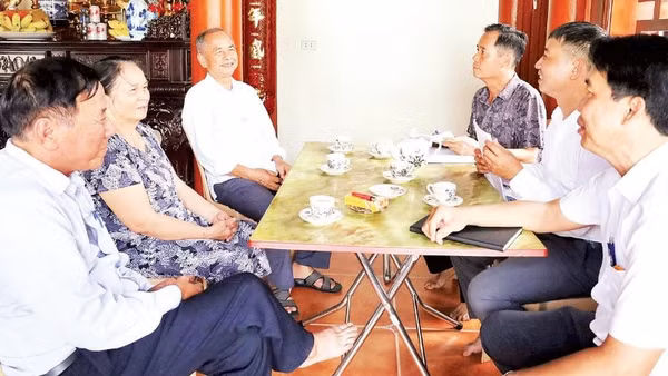 Cán bộ phường Đông A tuyên truyền chủ trương, quy định của Đảng và Nhà nước về việc sắp xếp thôn, tổ dân phố đến các hộ dân.