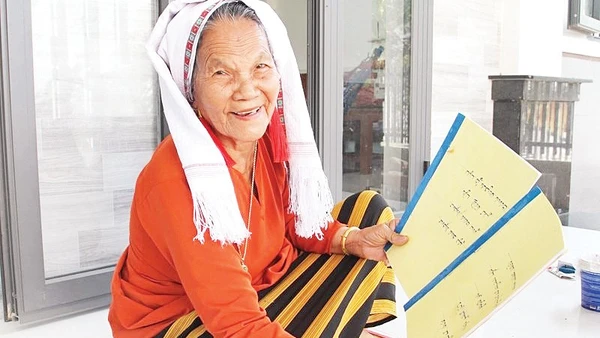 Bà Châu Thị Đông giới thiệu các tác phẩm nghệ thuật Ariya do bà sưu tầm và đóng tập làm tài liệu trình diễn và truyền dạy cho con cháu trong tộc họ văn hóa dân tộc mình.