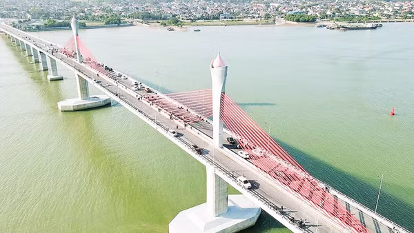 Cầu Cửa Hội kết nối hai bờ sông Lam - điểm nhấn giao thương kinh tế, xã hội vùng ven biển Nghệ An - Hà Tĩnh.