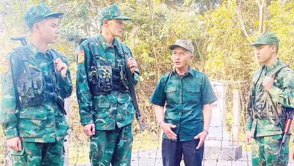 Ông Giàng Chợ Sộng (thứ 3 từ trái sang) tham gia tuần tra biên giới cùng lực lượng Bộ đội Biên phòng Sơn La.