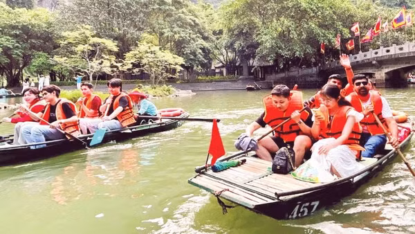 Du khách trong nước và quốc tế khám phá khu du lịch Tam Cốc, Ninh Bình.