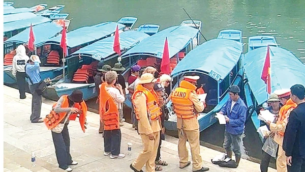 Phòng Cảnh sát giao thông Công an Quảng Trị kiểm tra việc thực hiện Luật Giao thông đường thủy nội địa tại bến thuyền du lịch Phong Nha-Kẻ Bàng trên sông Son.