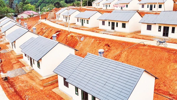 Khu tái định cư tại thôn Mà Mù Sử 1 được xây dựng khang trang, hiện đại.