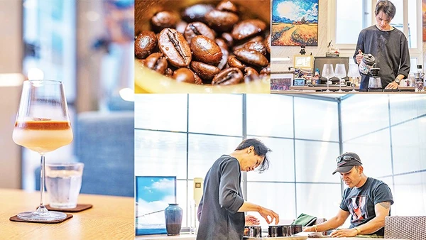 Du khách nước ngoài trải nghiệm tại quán cà-phê đặc sản ở Đà Nẵng.