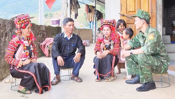 Ông Chang Hà Cà, Bí thư Chi bộ bản Ka Lăng, xã Thu Lũm, tuyên truyền vận động người dân chấp hành pháp luật khu vực biên giới.