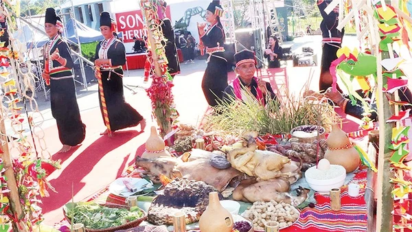 Điệu múa “Vui Làm Mùa” tại lễ cúng mừng cơm mới không chỉ là niềm vui của một vụ mùa bội thu, mà còn là mối liên kết thiêng liêng giữa con người và thiên nhiên.