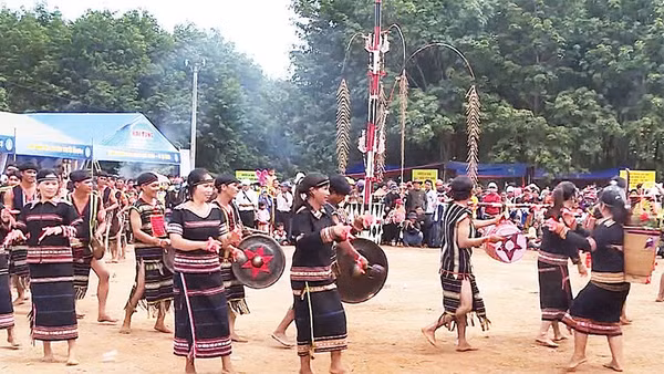 Mỗi dịp lễ hội, tiếng cồng chiêng lại vang lên, hòa cùng nhịp múa xoang truyền thống của đồng bào Gia Rai.