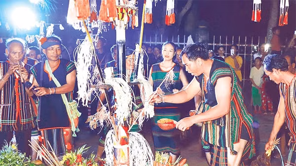 Đồng bào Mnông thực hiện nghi thức cúng tạ ơn thần linh và tổ tiên, cầu cho mưa thuận gió hòa, mùa màng bội thu.