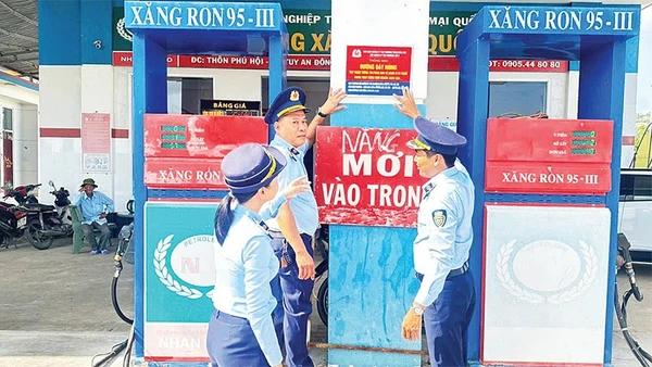 Chi cục Quản lý thị trường tỉnh Đắk Lắk kiểm tra các cây xăng dầu trên địa bàn tỉnh.