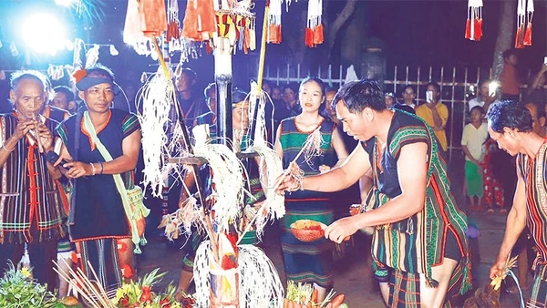 Đồng bào Mnông thực hiện nghi thức cúng tạ ơn thần linh và tổ tiên, cầu cho mưa thuận gió hòa, mùa màng bội thu.