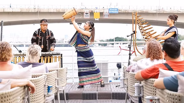 Nhóm Liang tơngai biểu diễn tại chuyến tàu trên sông Sài Gòn tạo ấn tượng đẹp với du khách quốc tế.