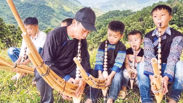 Truyền dạy cách sử dụng khèn H'Mông cho lớp trẻ ở Mù Cang Chải.