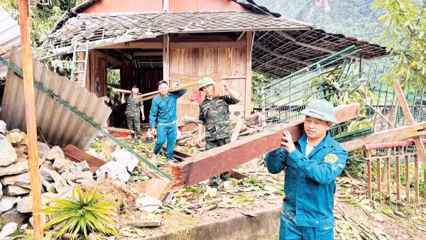 Cán bộ Ban Chỉ huy quân sự, dân quân tự vệ xã Na Sang (tỉnh Điện Biên) hỗ trợ người dân trên địa bàn di dời nhà, tài sản đến nơi an toàn.