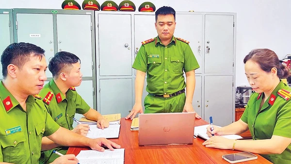 Cán bộ Phòng Cảnh sát hình sự Công an tỉnh Lào Cai họp bàn phương án đấu tranh phòng chống tội phạm hình sự.