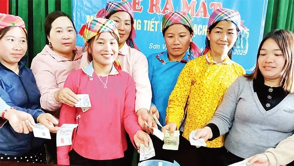 Hội viên Phụ nữ xã Sơn Vĩ tham gia quyên góp “Ống tiết kiệm 3 sạch”.