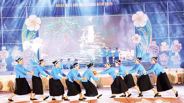 Chương trình văn nghệ đặc sắc tại lễ khai mạc Hội mùa vàng Lục Hồn 2025.