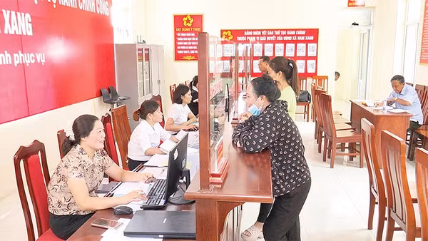 Cán bộ, công chức xã hướng dẫn người dân thực hiện các thao tác nộp hồ sơ trực tuyến tại Trung tâm Phục vụ hành chính công.